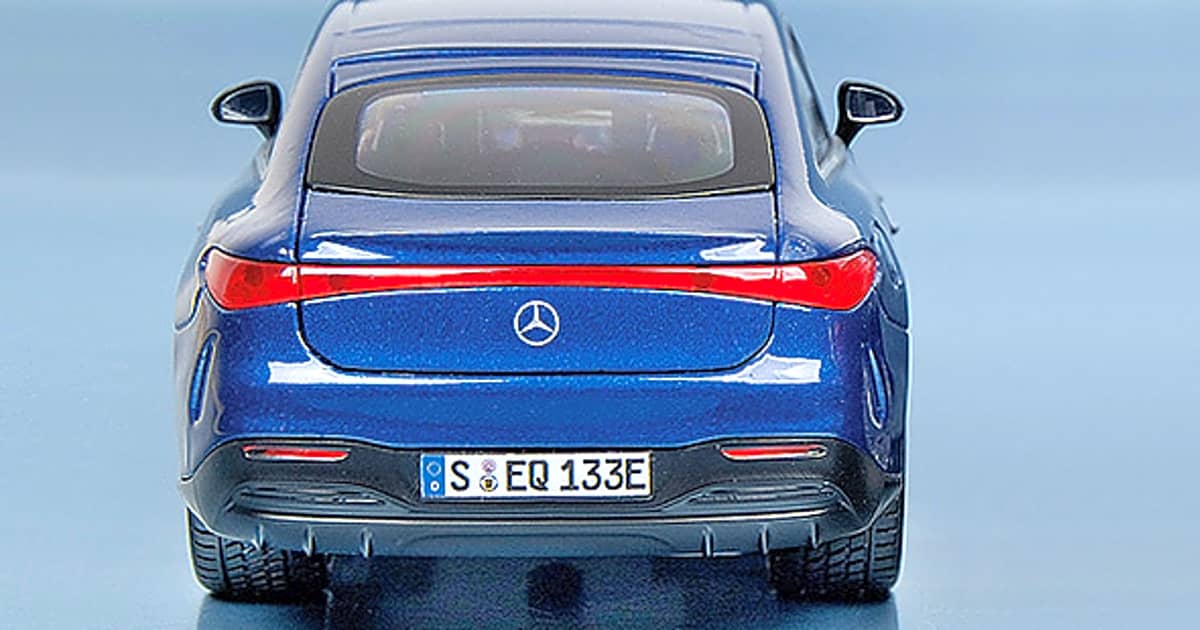 Einladend: Mercedes-Benz EQS von Maisto/Bauer in 1:27 | MODELLFAHRZEUG