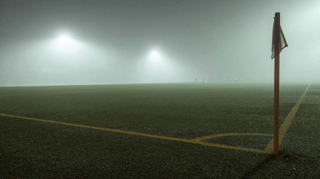 (Kein) Fußball in Corona-Zeiten (7): Geisterspiele und Profifußball – eine fragile Geschichte