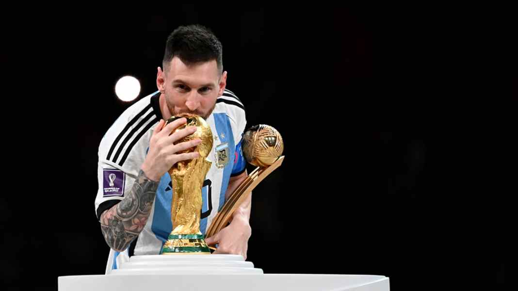 WM 2022: Regenbogen, Herzchen, Hand vor den Mund