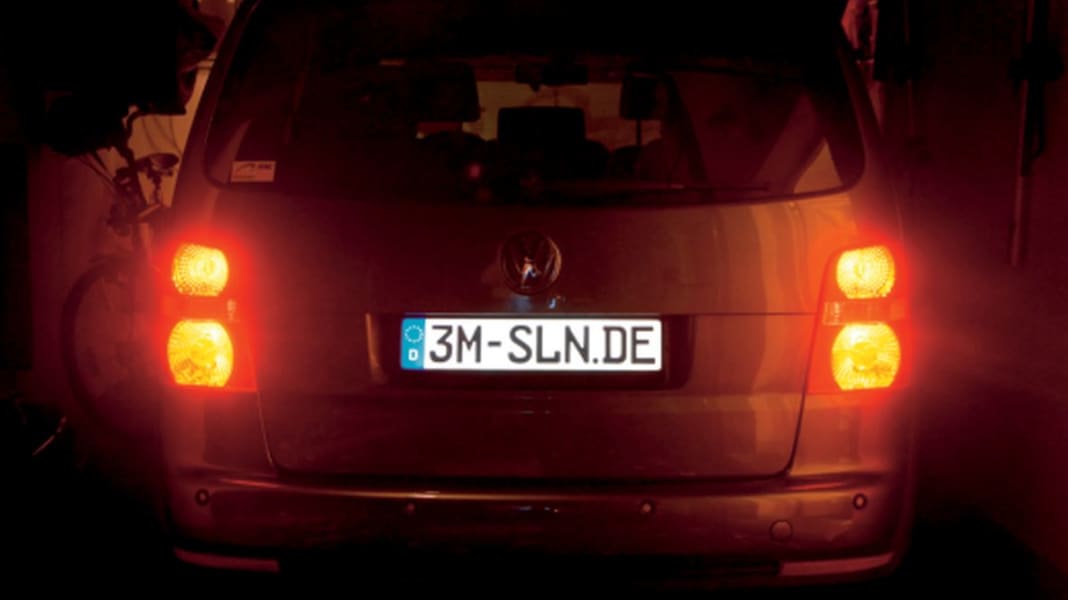 Selbst leuchtendes Nummernschild
