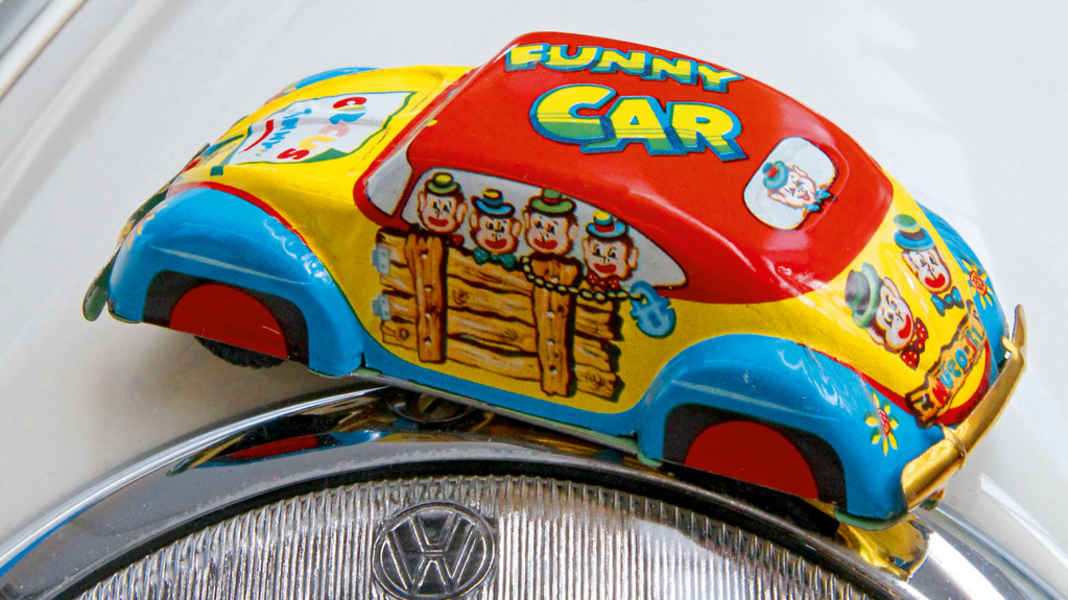 VW-Vitrine: Käfermodell Wüco 121 - Affentheater?