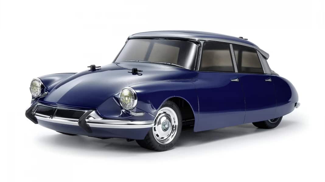 Bei Tamiya trägt die Citroen-Göttin DS 21 in 1:10 Dunkelblau