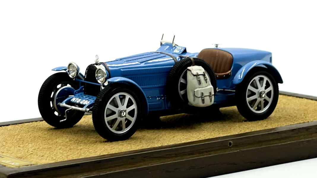 EMC bringt einen grandiosen Rucksack-Bugatti 35 B in 1:43 auf Grand-Prix-Chassis