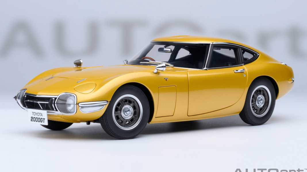 In Gold glänzt der Toyota 2000GT bei Autoart in 1:18 ganz besonders