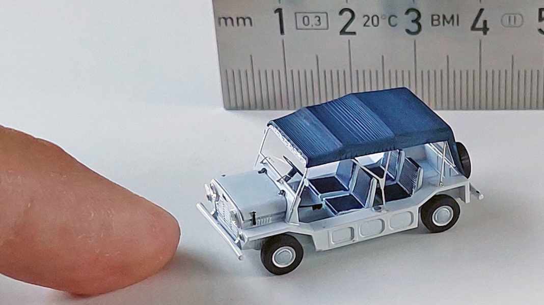 So klein ist der Mini Moke in 1:87, den Automobilia jetzt als Kit bringt!