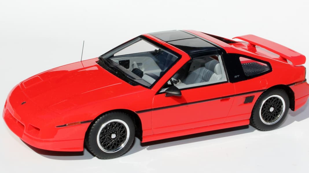 Automodello bringt den Plastik-Pontiac Fiero als Fastback GT in 1:24 heraus