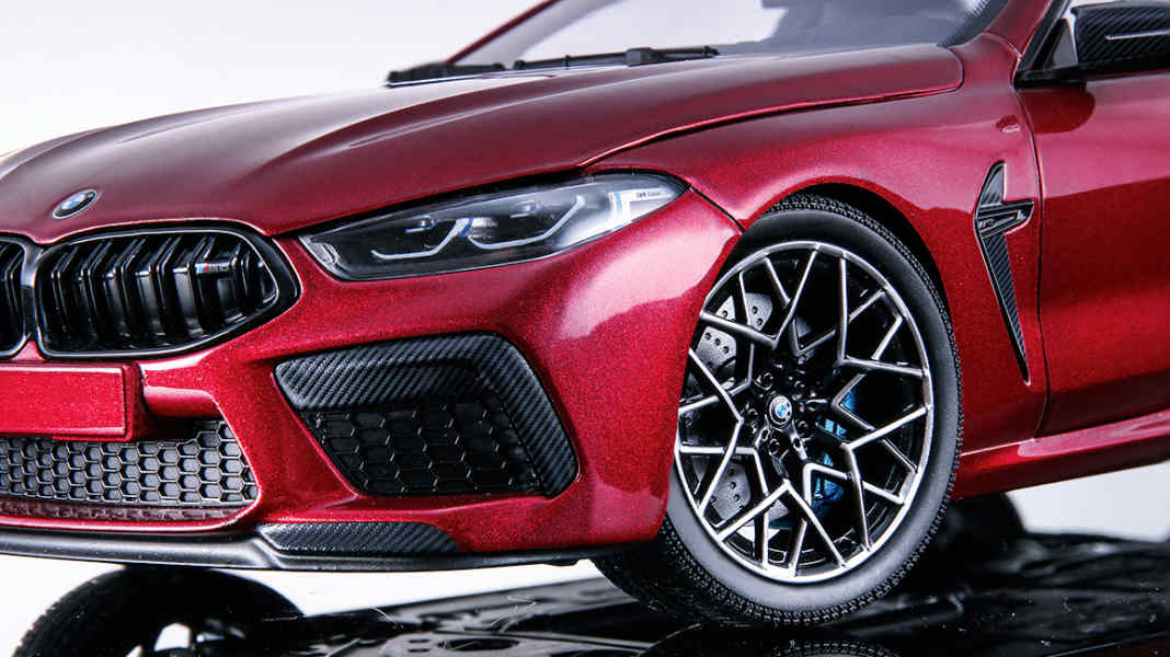 ’22 BMW M8 von Minichamps in 1:18 – Die wilde 13