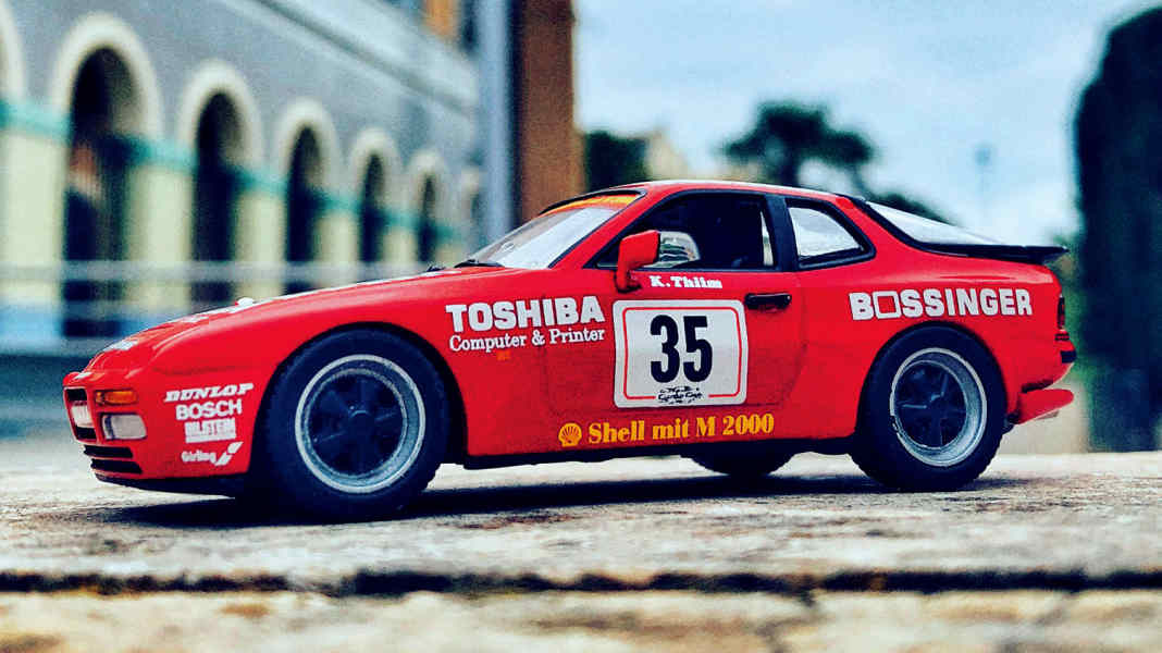 Sauber und schnell: Porsche 944 Turbo Cup „Exclusive Decals“in 1:43