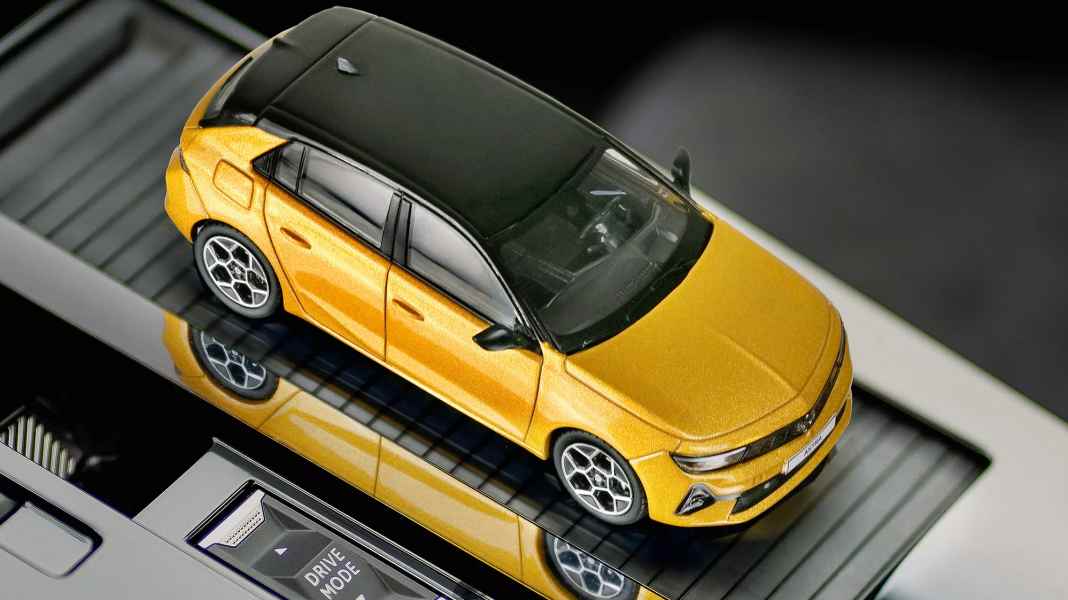 Doppelherz: ’22 Opel Astra Hybrid von Norev in 1:43