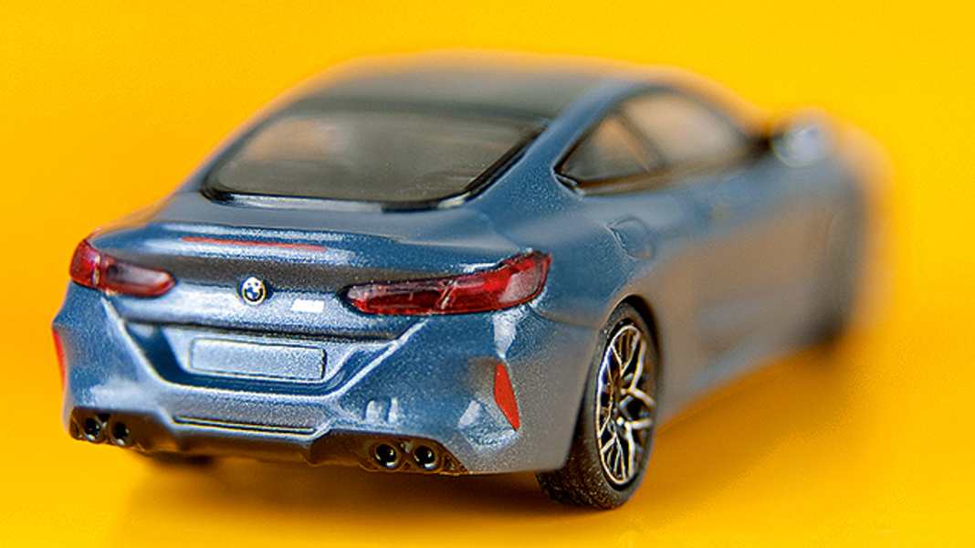 Dreierkette: BMW M8 und X7 von Minichamps in 1:87