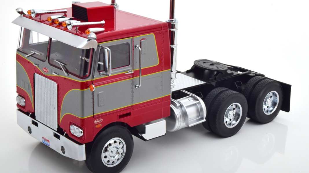Road Kings bringt den Peterbilt Pacemaker 352 in zwei schrillen 1:18-Versionen