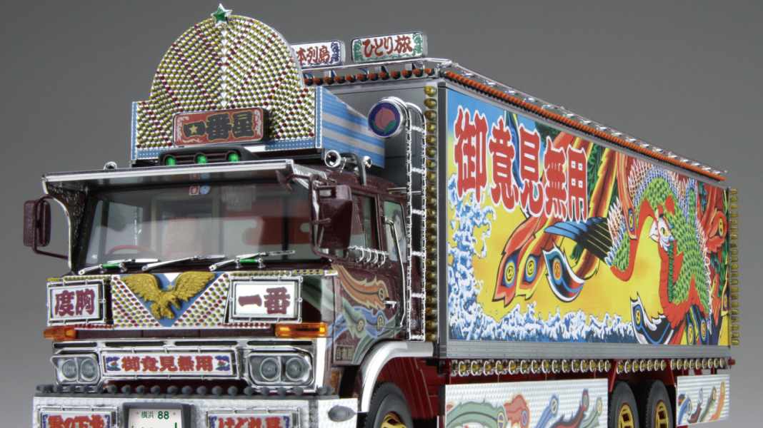 Aoshima bringt schrillen Film-Truck aus Japan als 1:32-Kit