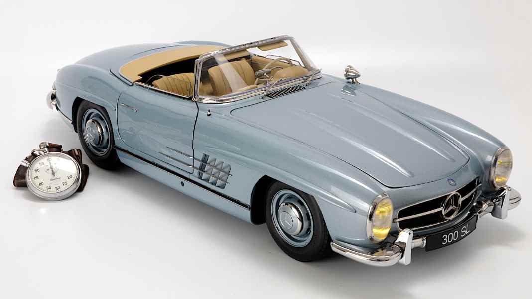Modelcar24 bringt Mercedes 300 SL Roadster als 1:8-Kit in Blaumetallic auf Ixo-Basis
