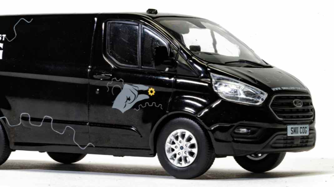 Hammond's Van in 1:43 und Bond's Bike in 1:12 & 1:24 rollt Corgi aus der Box