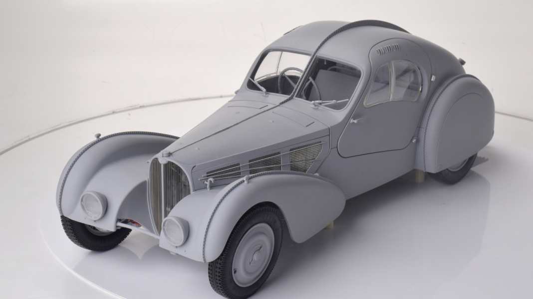 Carson Modelsport bringt Ixos Bugatti 57 SC in 1:8 nach Deutschland