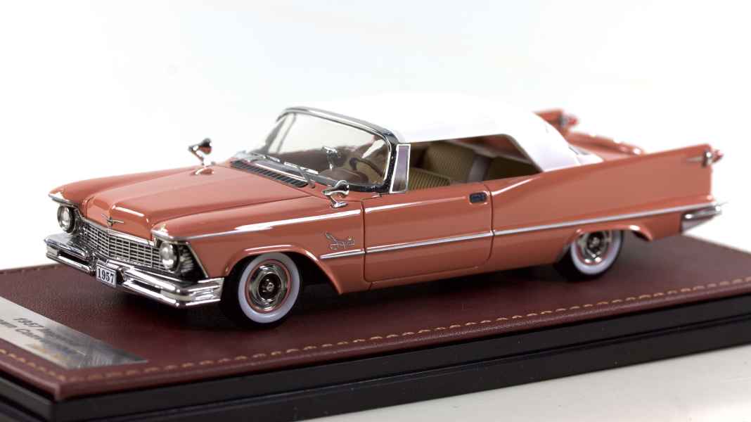 Tom Dirnbergers Chrysler Imperial Convertible von 1957 schimmern hell