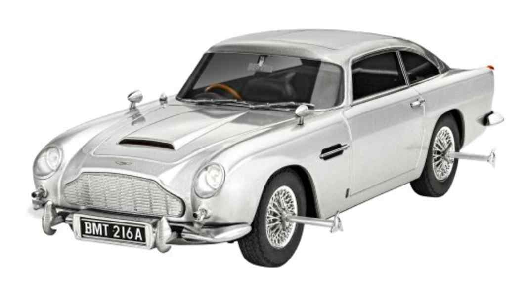 Revell bringt vier Bond-Dienstwagen in 1:24 als Plastikkits