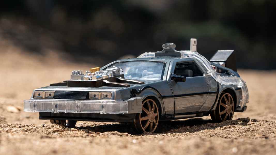 Bei Jada kann der DeLorean in 1:24 auf Schienen fahren
