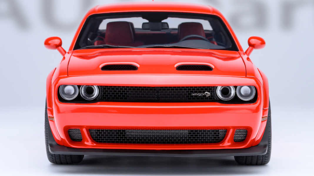 Beim Dodge Challenger SRT von Autoart in 1:18 ist nicht nur die Farbe schrill