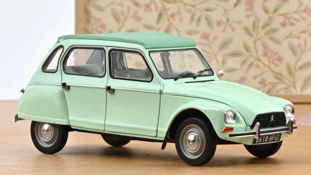 Norev bekennt bei der Citroen Dyane in 1:18 gleich doppelt Farbe