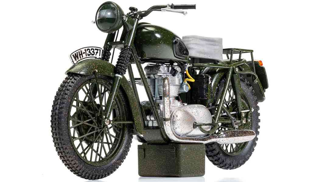 Das Film-Bike von Corgi in 1:12, die “Escape”-Triumph, wird dreckig