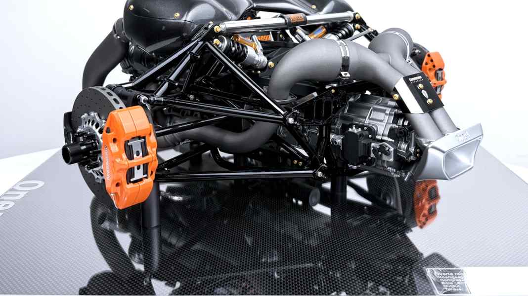 Fronti-Art baut den 1360-PS-V8 des Koenigsegg One:1 in 1:4