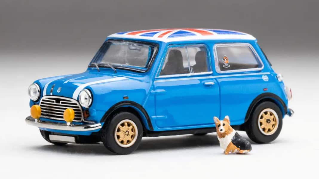 Austin Mini 1000 als Diecasttalk-Sondermodell rollt in 1:64 an – mit Hund!
