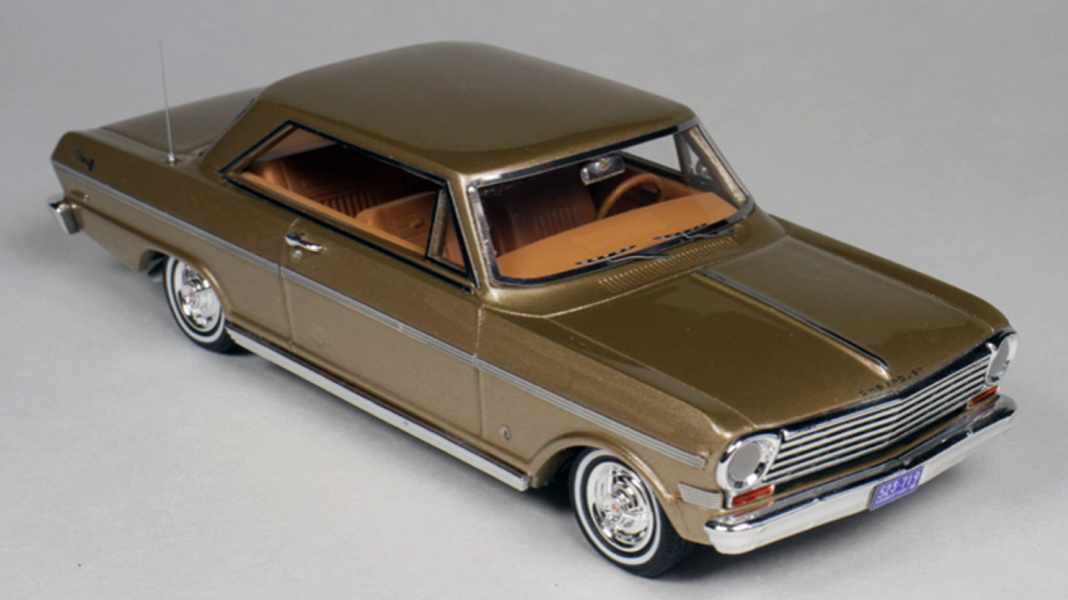 Goldvarg schiebt zwei Straßenkreuzer in 1:43 aus seiner Neuheitengarage