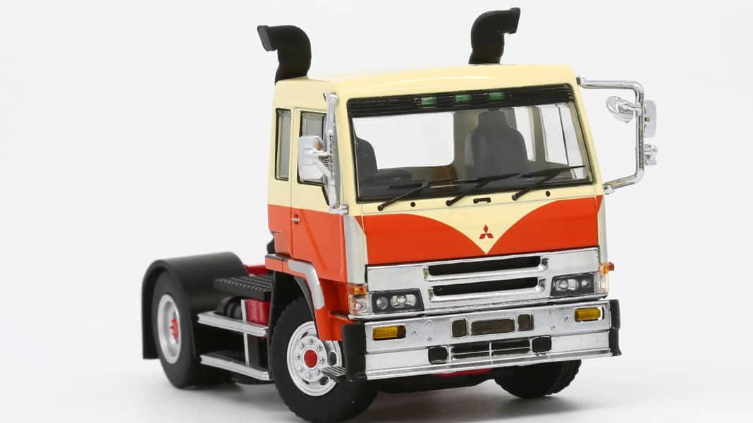 Gleich doppelt: Mitsubishi Fuso The Great rollt bei Model 1 aus der 1:64-Box