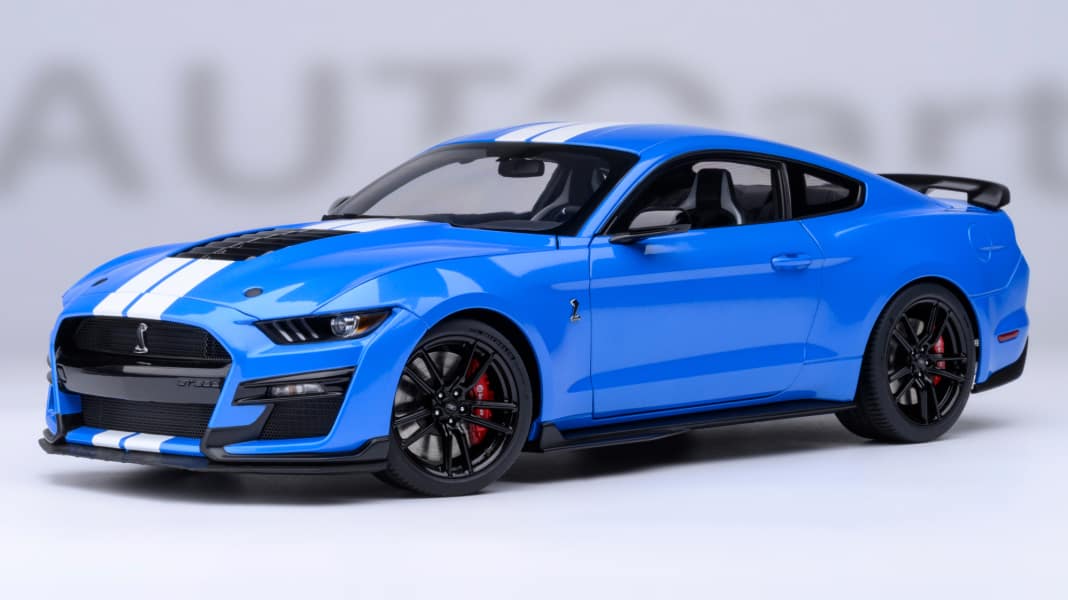 Grabber Blue steht dem Mustang GT 500 von Autoart in 1:18 ausgezeichnet