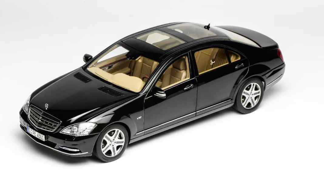 Motorhelix liefert luxuriösen Mercedes-600er in dezentem Schwarz und 1:18