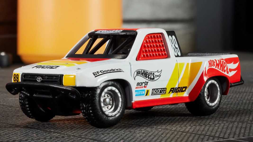 Hot Wheels bringt den Toyota Hilux für die großen Sprünge in 1:64