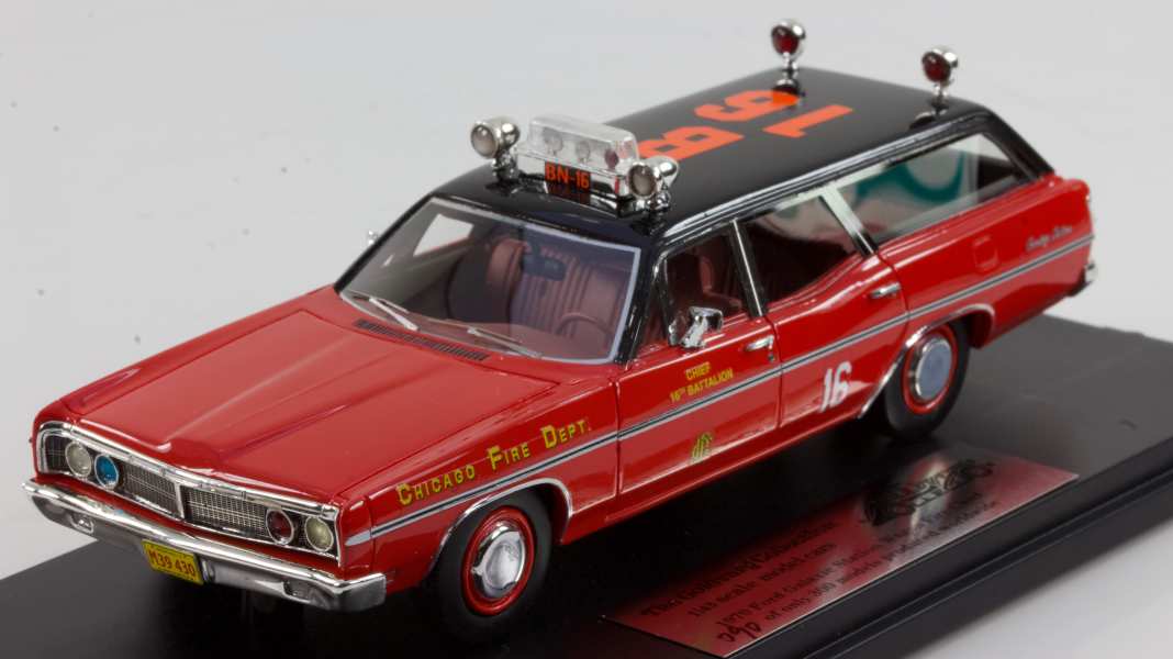 Goldvarg fährt auf Ford-Straßenkreuzer in der Farbe Rot in 1:43 ab