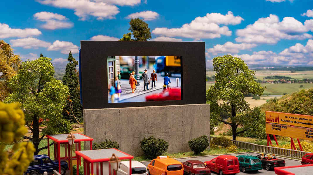 Bauen wir doch einmal ein Autokino. Bullitt oder 007 auf der 1:87-Leinwand?