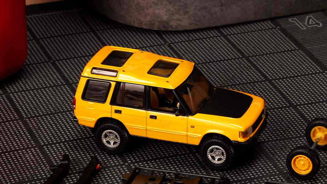 All in: Dieser Landrover Discovery strotzt in 1:64 gerade zu vor jeder Menge Extras!