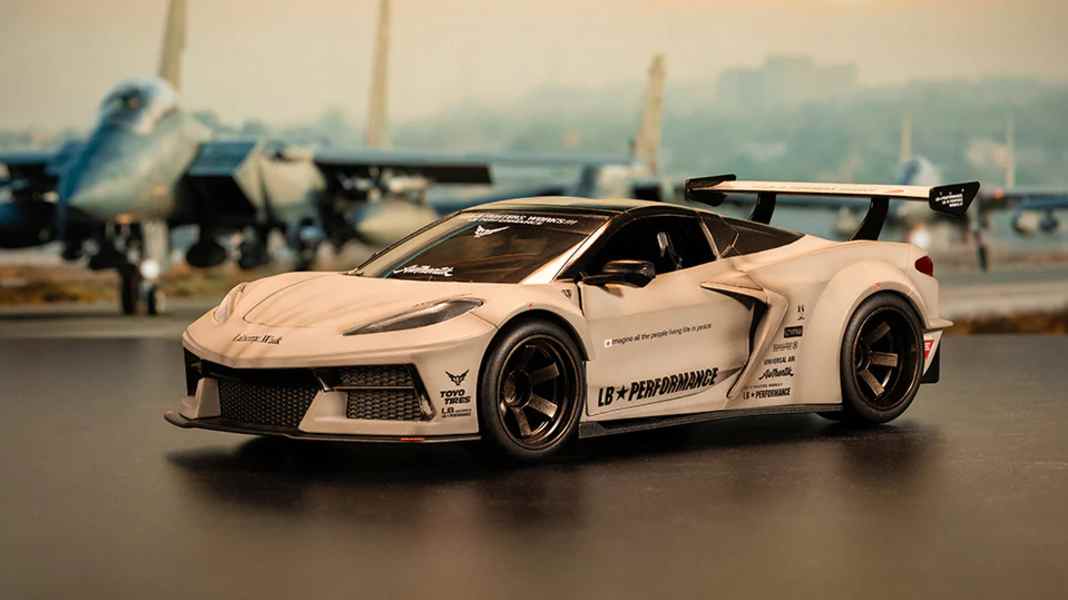 Jada Toys zeigt dreckige C8-Vette im Liberty-Walk-Trimm in 1:24