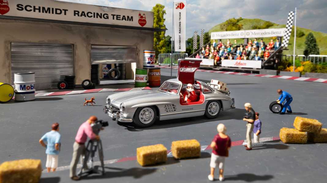 Lebkuchen Schmidt geht mit einem Schuco-Mercedes in 1:43 an den Start