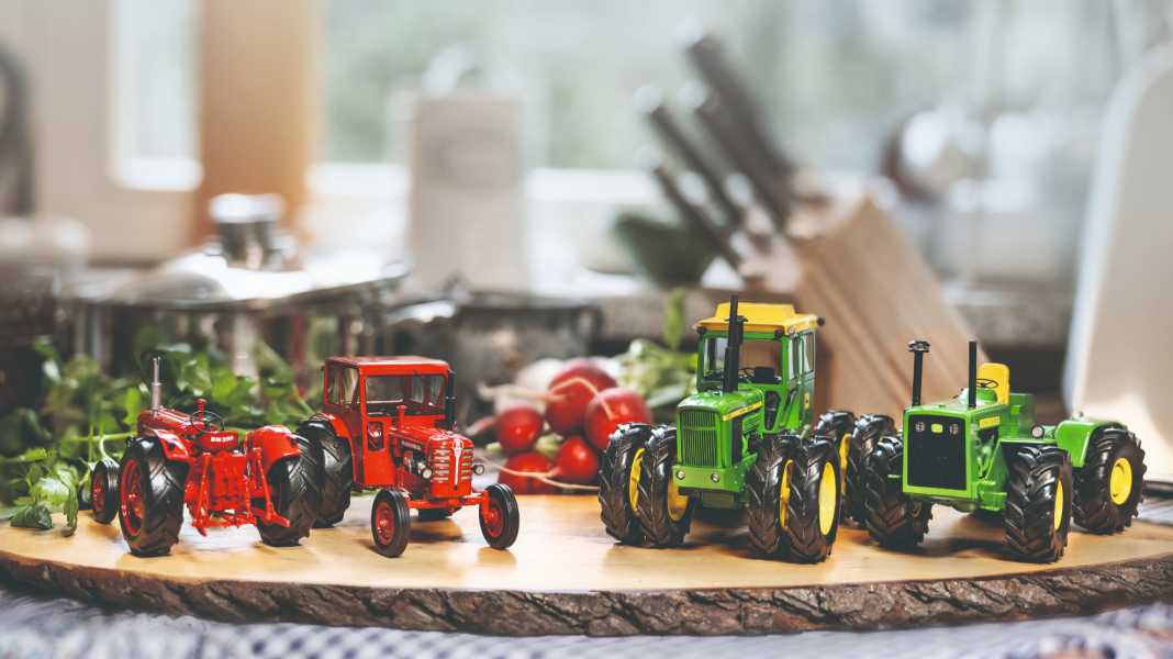 SAMMELN: Vier neue Traktoren von Schuco in 1:32 - Vier Rot-Grüne