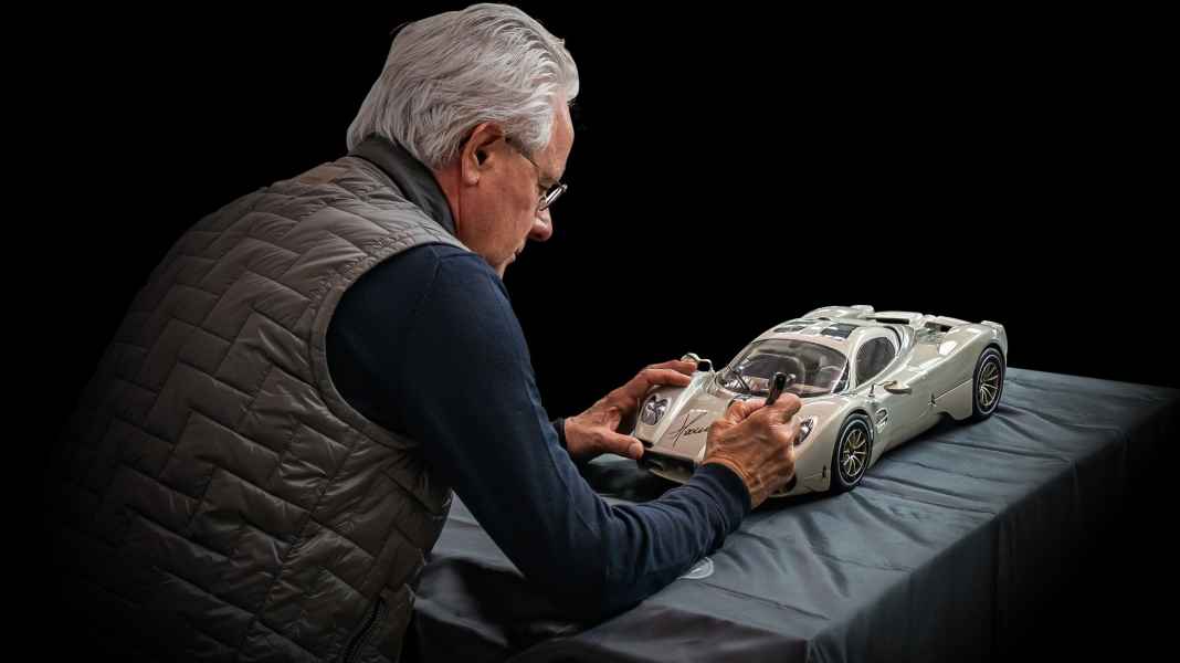 Horacio Pagani adelt Pocher-Kit des Utopia in 1:8 mit seinem Autogramm