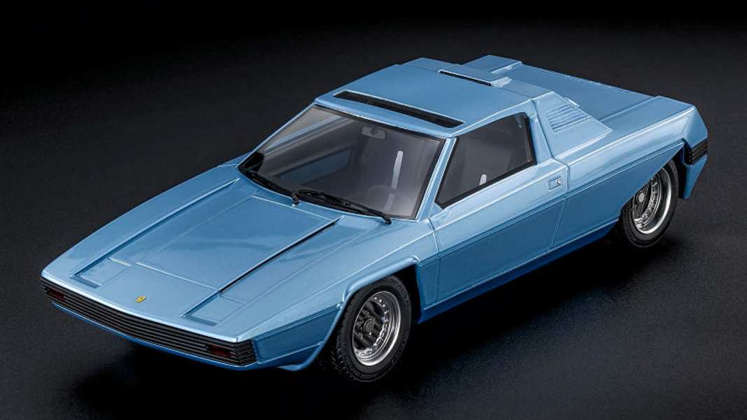 Top Marques enthüllt Rainbow-Ferrari in 1:18 aus Resine