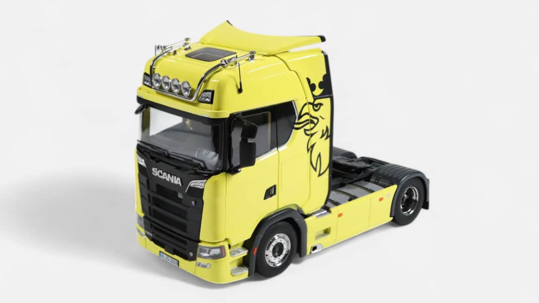 Messe-Ticker 1: Bei NZG fährt im Maßstab 1:18 ein gelber Scania-Truck vor