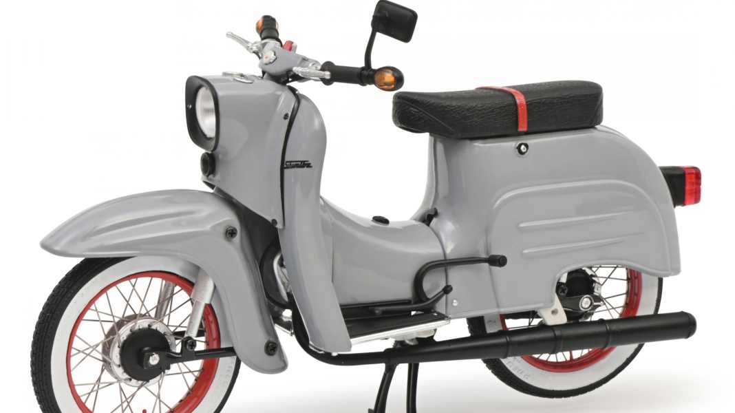 Schuco rollt seine aufgebrezelte Simson Schwalbe in 1:10 zu den Fans