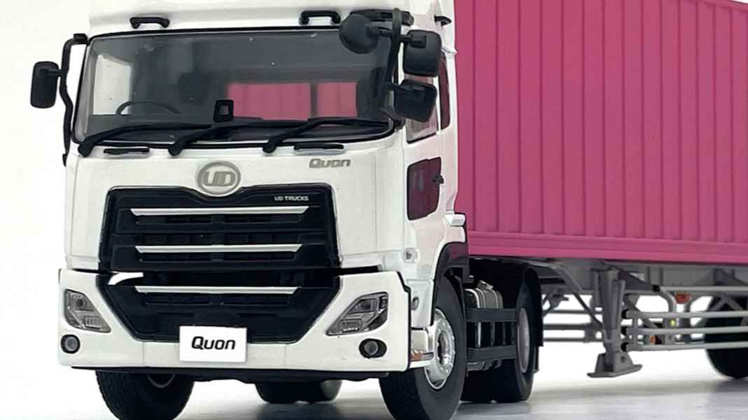 Kyosho liefert im Mai den UD Quon mit Container-Trailer als 1:43-Neuheit