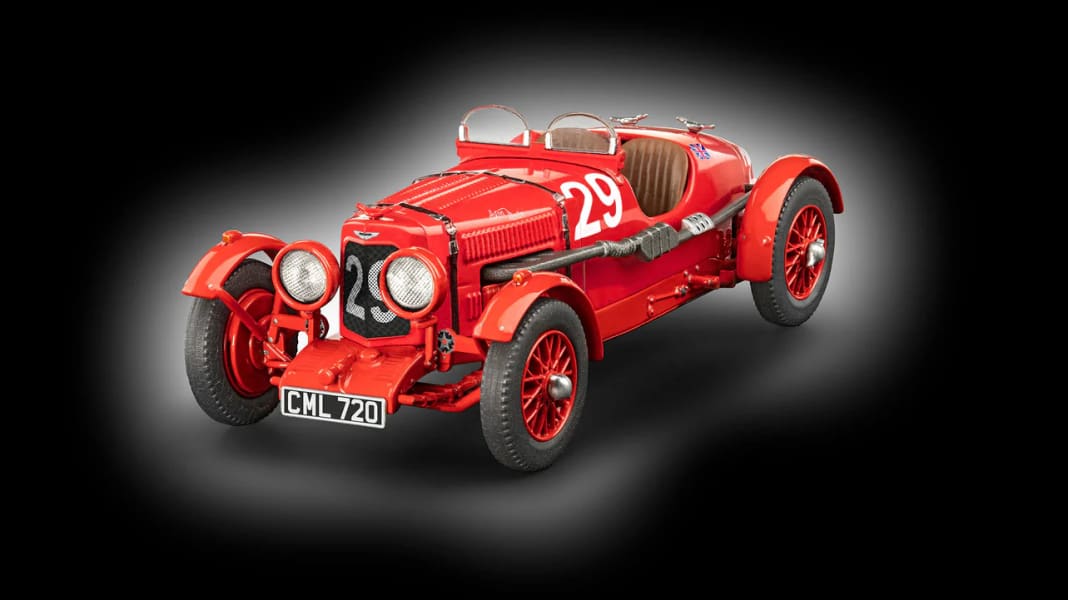 Revell schiebt die britische Rennlegende Aston Martin Ulster in 1:32 wieder aus der Box