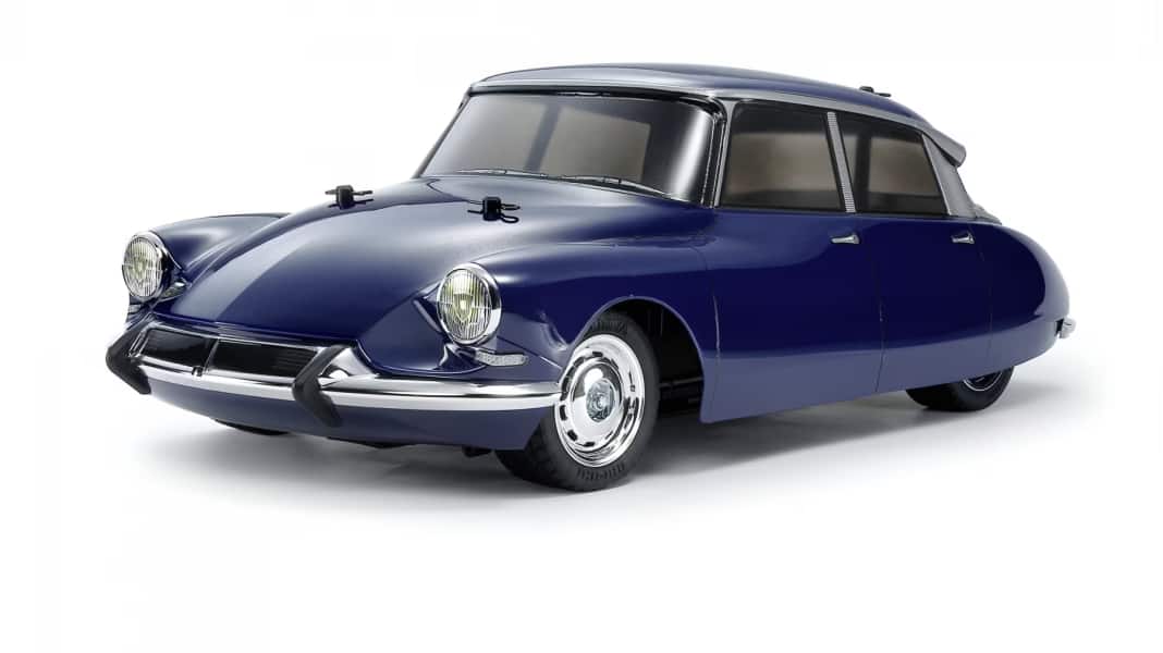 Bei Tamiya trägt die Citroen-Göttin DS 21 in 1:10 Dunkelblau
