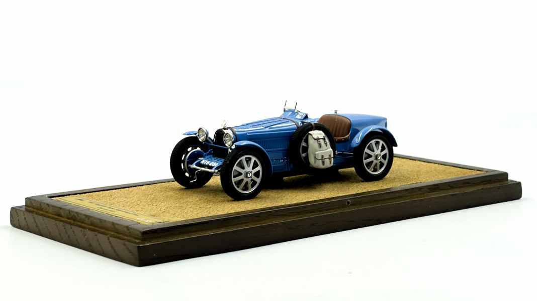 EMC bringt einen grandiosen Rucksack-Bugatti 35 B in 1:43 auf Grand-Prix-Chassis