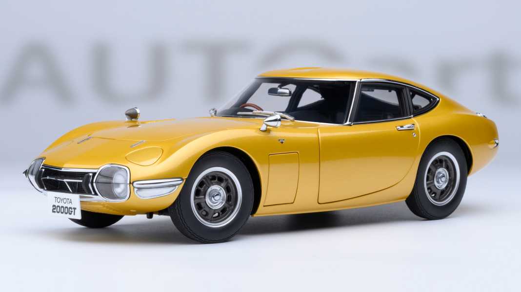 In Gold glänzt der Toyota 2000GT bei Autoart in 1:18 ganz besonders