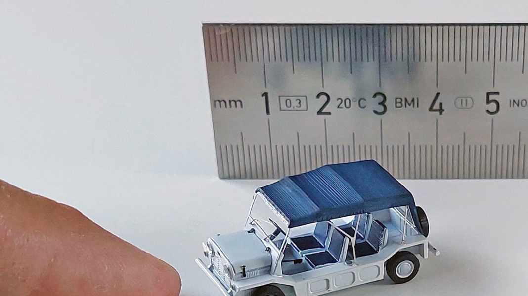 So klein ist der Mini Moke in 1:87, den Automobilia jetzt als Kit bringt!
