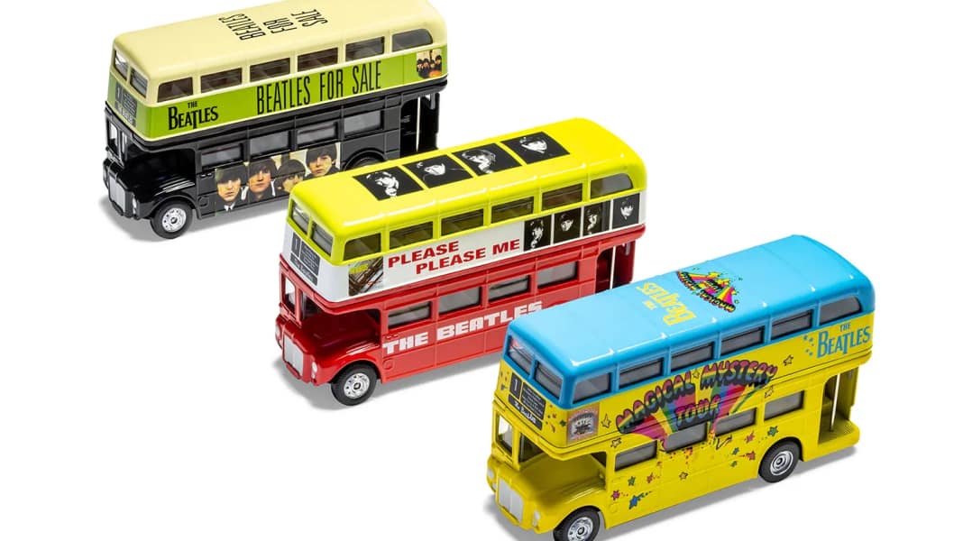 Yeah! Yeah! Corgi macht London-Busse in 1:76, bei denen echt Musik drin ist