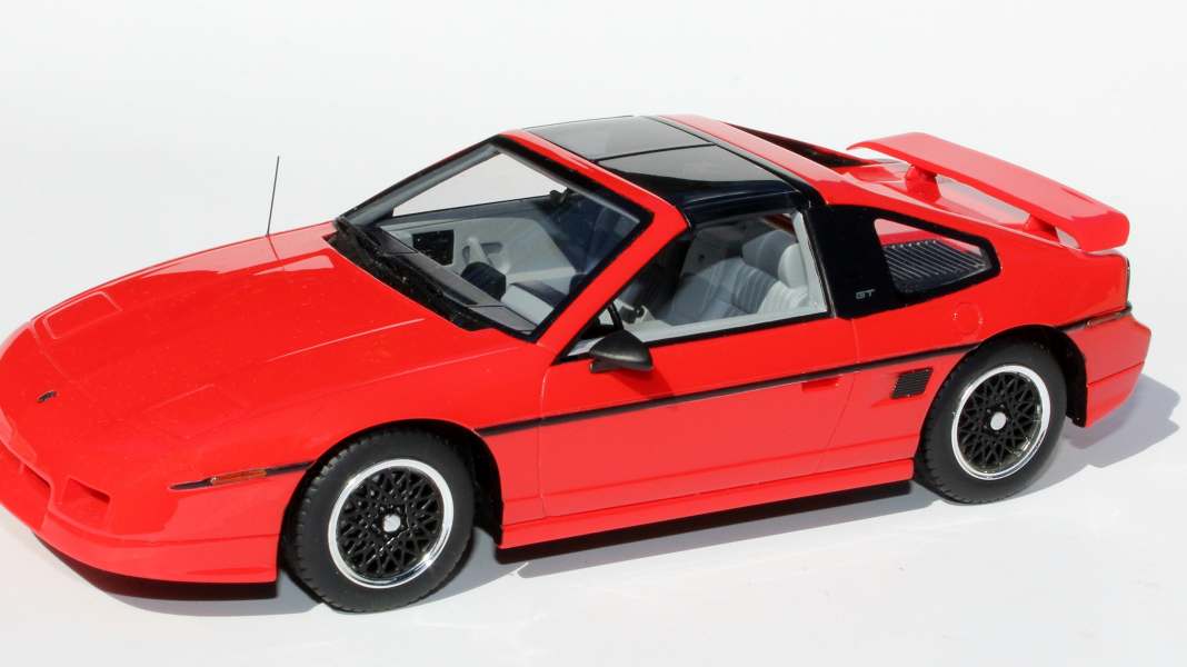 Automodello bringt den Plastik-Pontiac Fiero als Fastback GT in 1:24 heraus